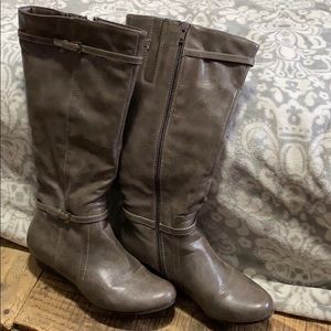 Like new Bass grey boots